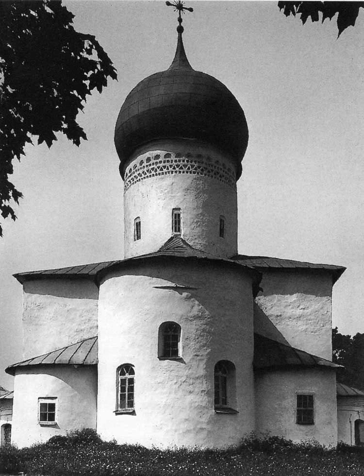 Храм на проломе Покрова в Пскове