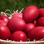 Почему яйца на Пасху красные?
