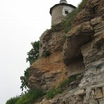 Отреставрированный склон Снетогорского монастыря испортили вандалы